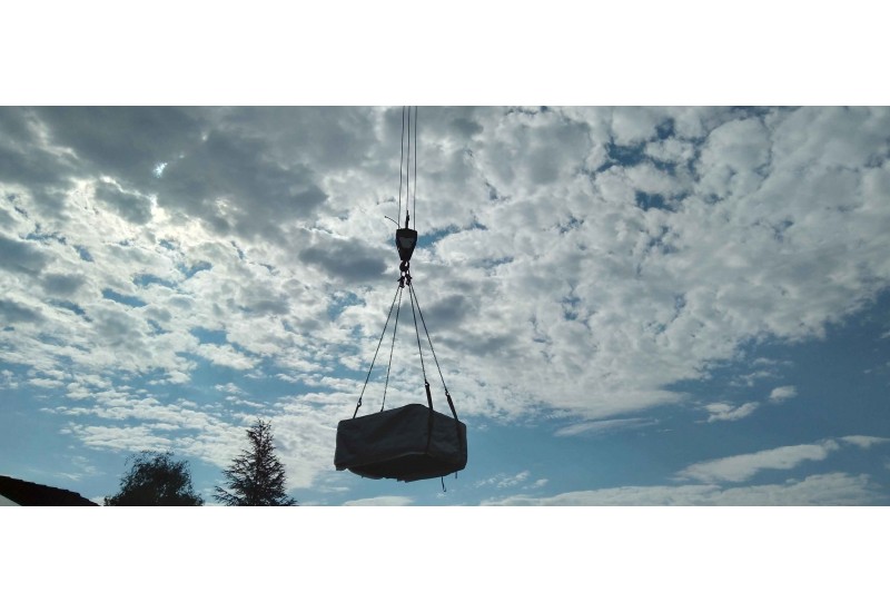 Livraison en grue, installation et mise en eau d'un spa ALYS 3 places noir marbré Luxe près de Annecy (74)