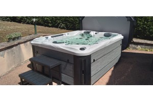 Livraison, installation et mise en eau d'un spa Alys luxe 3 places Blanc marbré proche de Morestel (38)