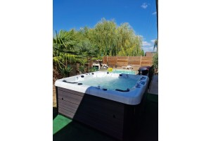 Livraison, installation, mise en eau d'un magnifique spa Galactica 5 places dans un airbnb proche de Chambery (73).