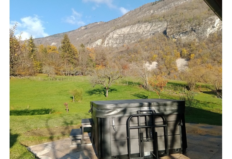 SPA 3 places ALPHA EVOSPAS vue sur les montagnes en Savoie (74).